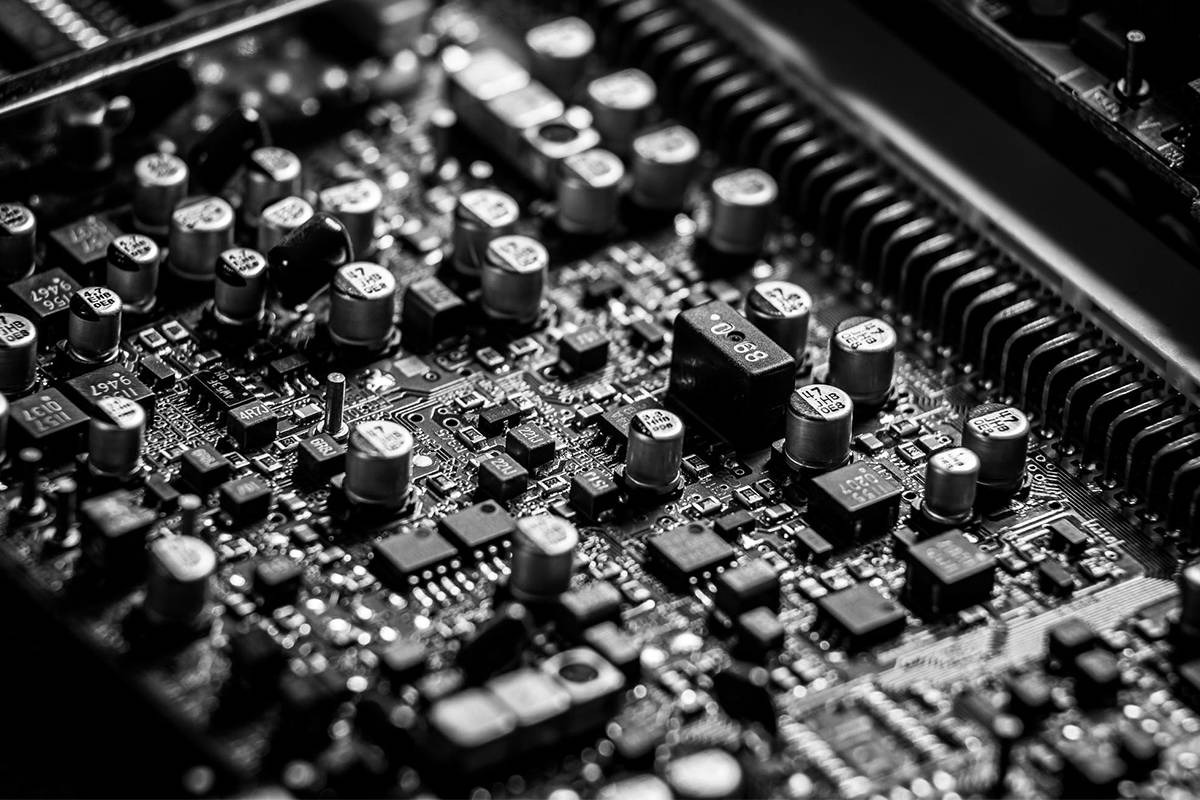 單手拿PCB對(duì)電路板的影響